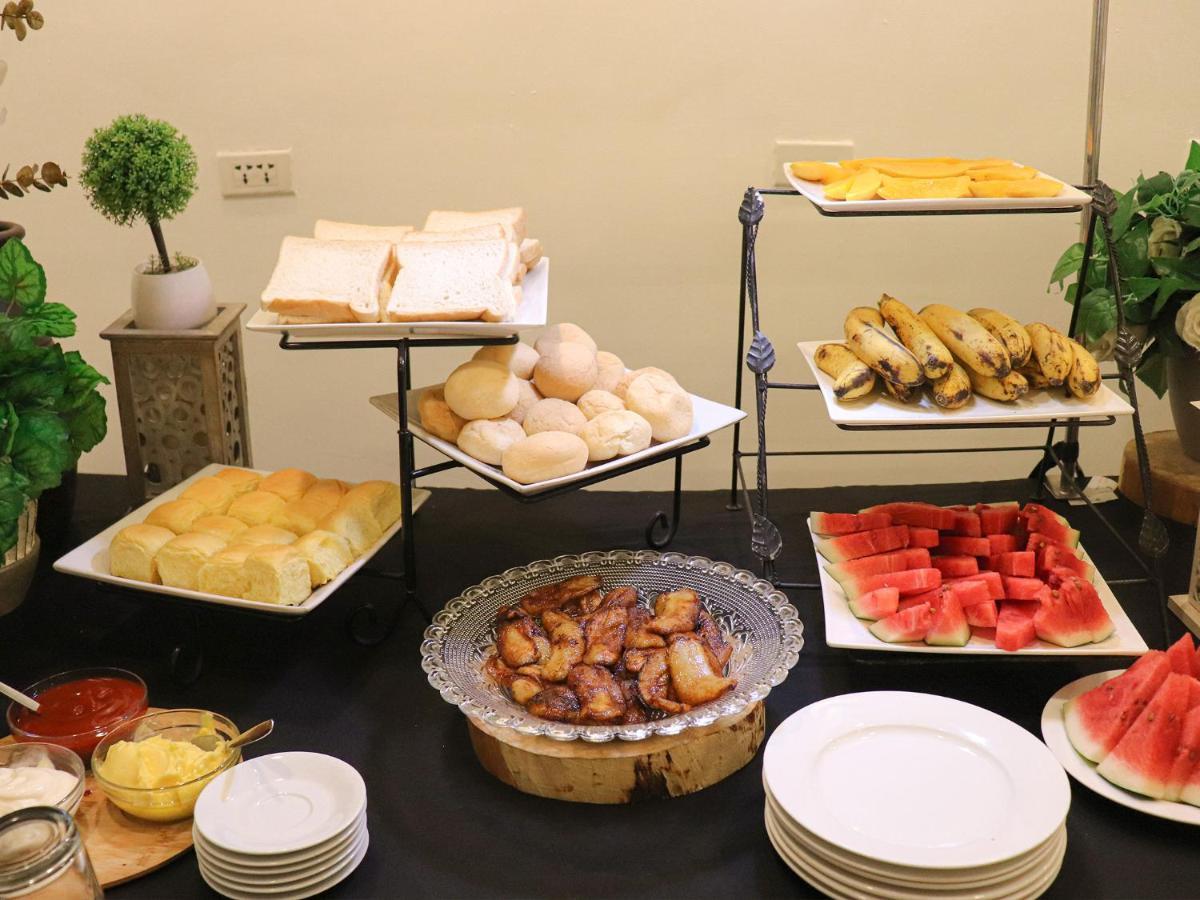 Go Hotels Manila Airport Road Paranaque City Buitenkant foto
