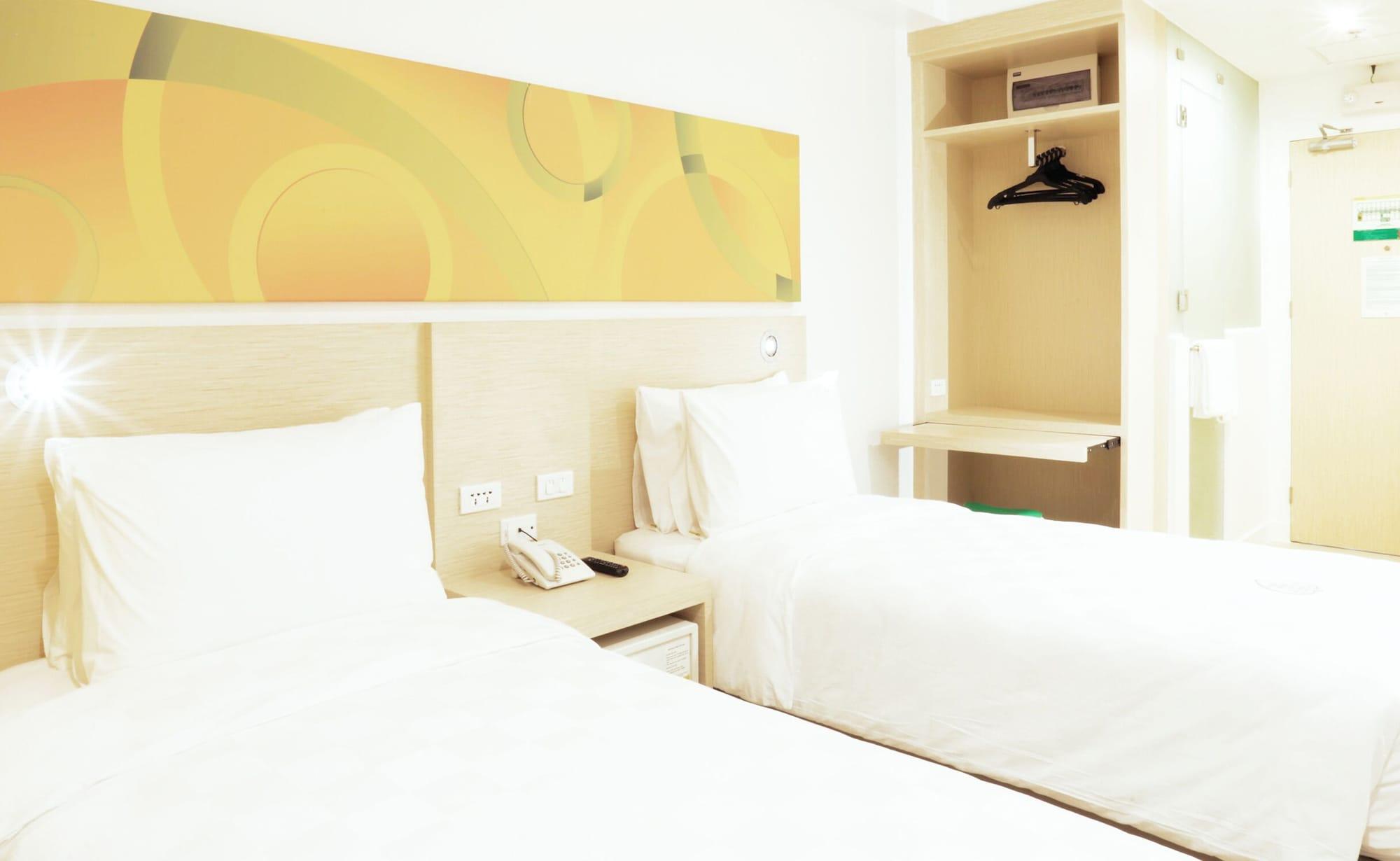 Go Hotels Manila Airport Road Paranaque City Buitenkant foto