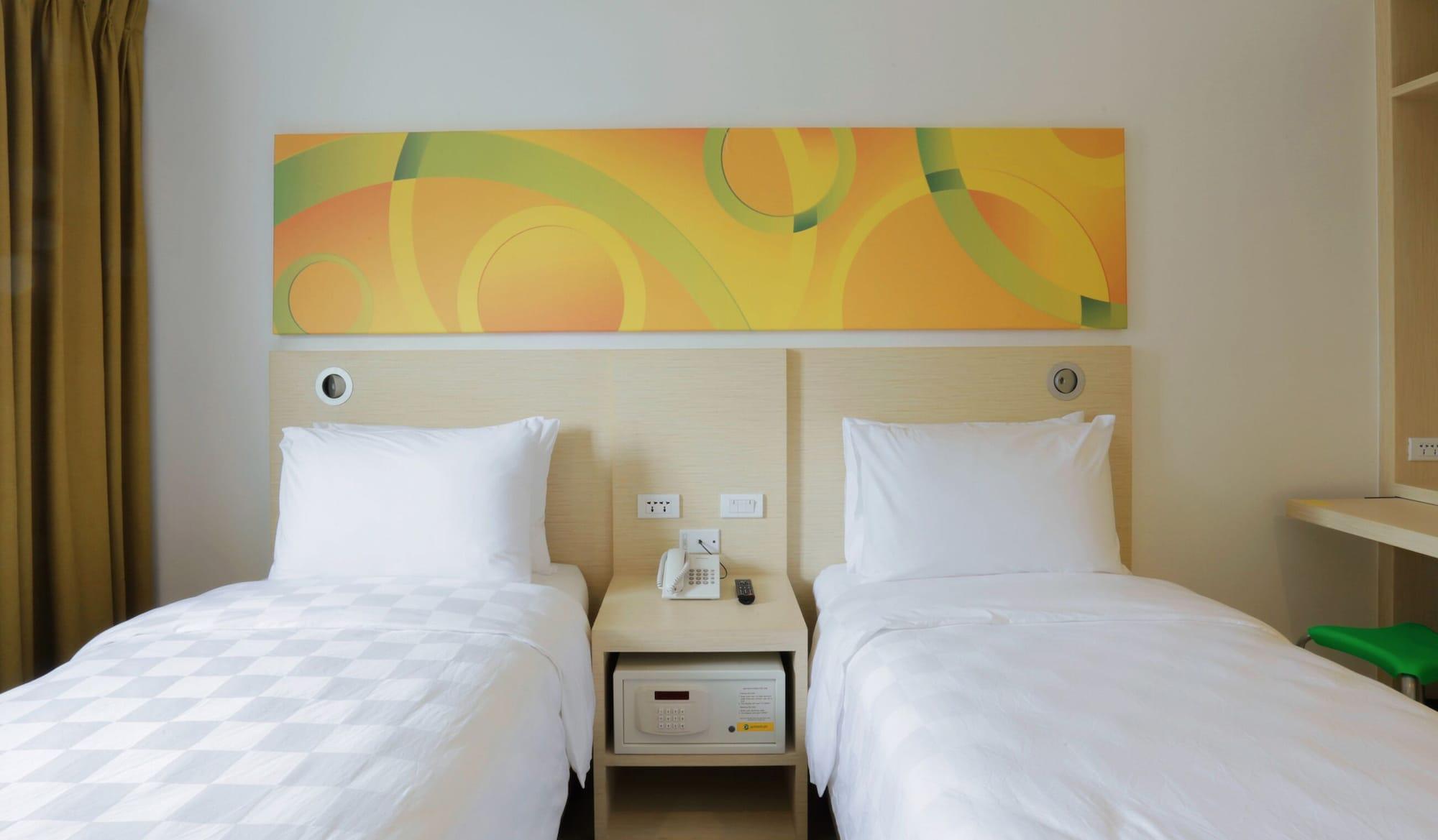 Go Hotels Manila Airport Road Paranaque City Buitenkant foto