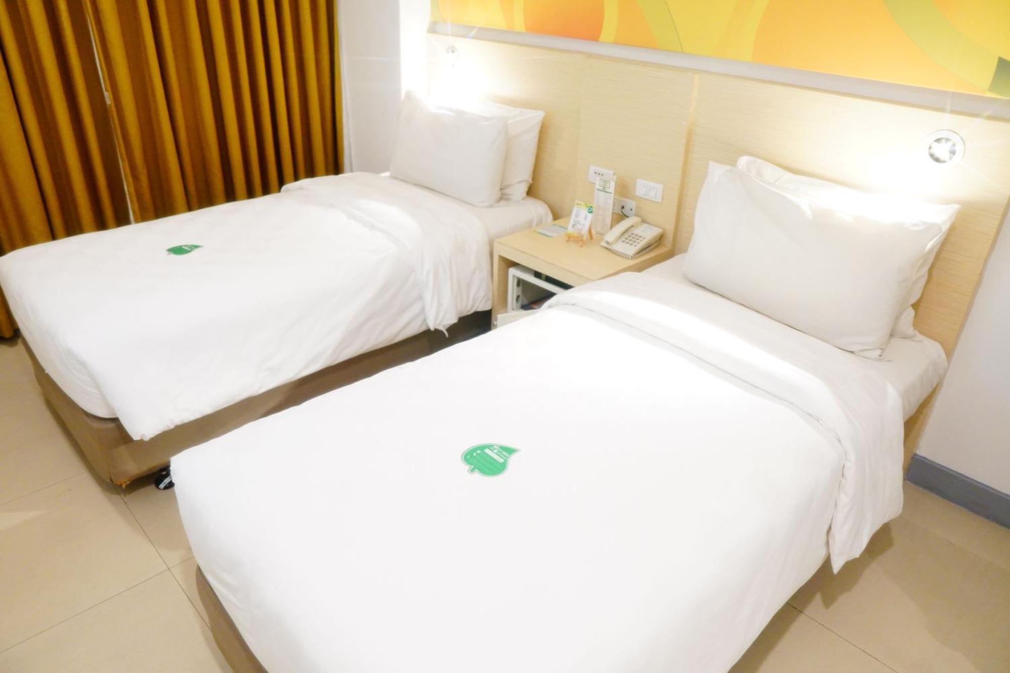 Go Hotels Manila Airport Road Paranaque City Buitenkant foto